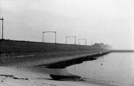 HUA-164304-Gezicht op de spoorlijn ter hoogte van Willemsdorp, na het plaatsen van betonnen bovenleidingsmasten ten behoeve van de electrificatie van de spoorlijn, met op de achtergrond de tijdelijk herstelde sp