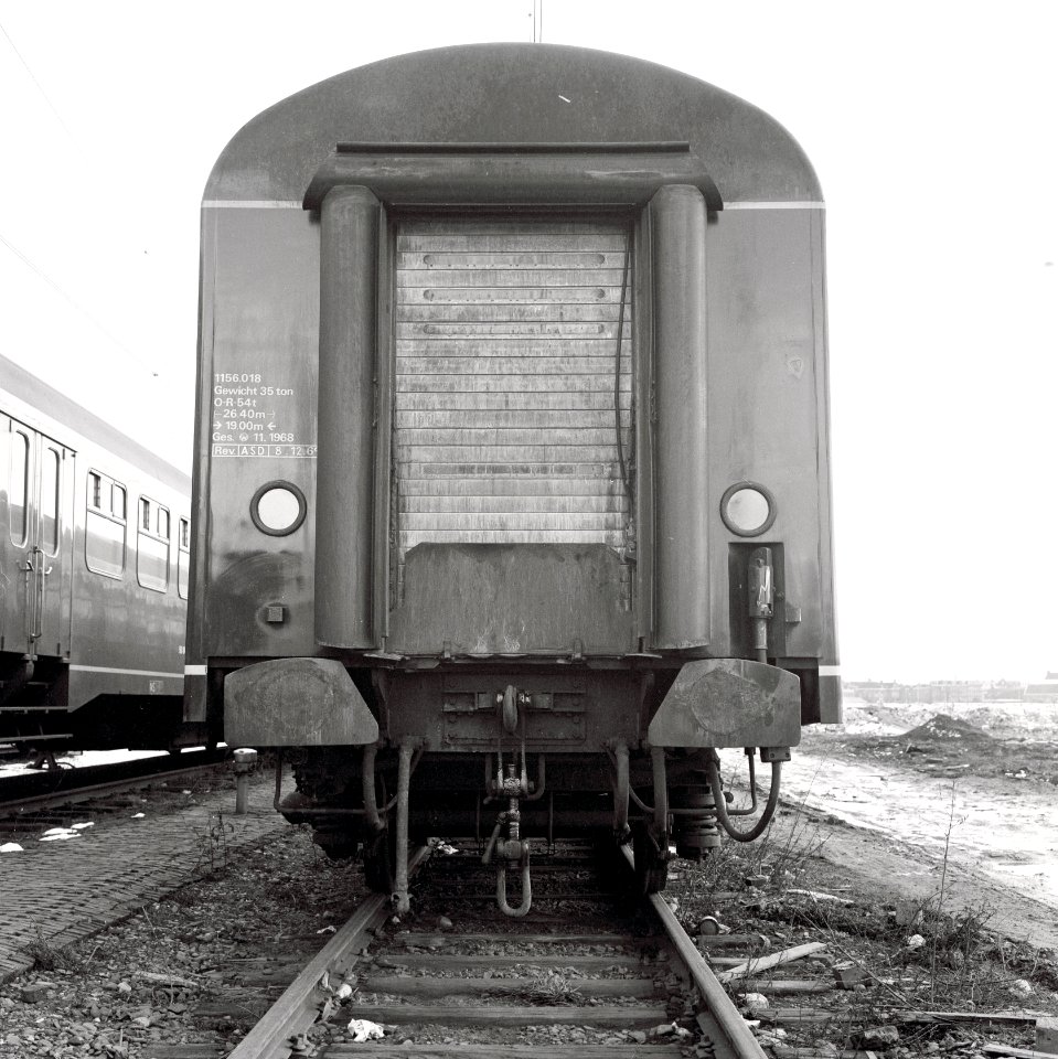HUA-167740-Afbeelding van de kopwand van een rijtuig plan W van de NS te Amsterdam Zaanstraat
