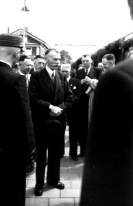 HUA-164265-Afbeelding van publiek en genodigden bij de feesttrein ter gelegenheid van de opening van het geëlectrificeerde baanvak Den Dolder - Baarn, op het N.S.-station Baarn te Baarn