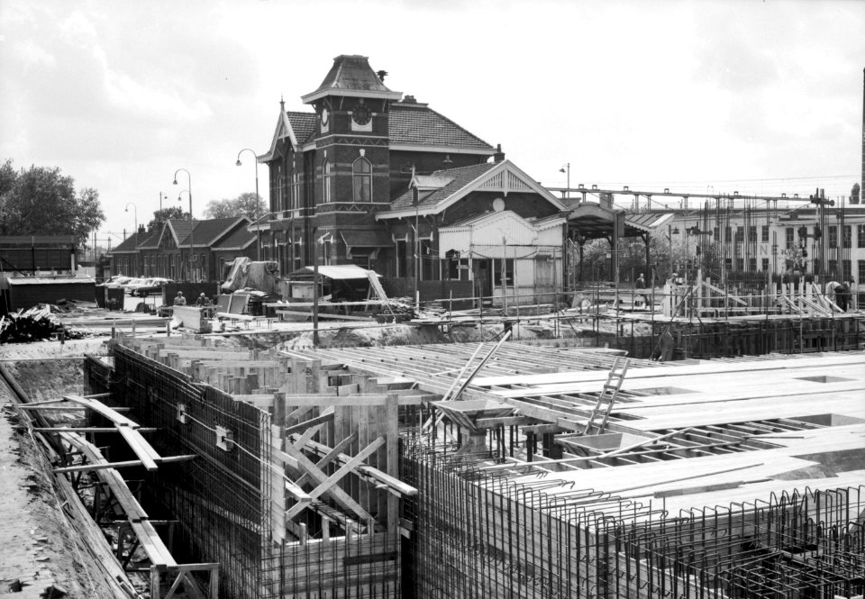 HUA-166183-Gezicht op de bouwwerkzaamheden voor het nieuwe N.S.-station Almelo te Almelo, met op de achtergrond het oude stationsgebouw