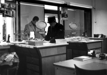 HUA-165657-Interieur van het N.S.-station Delfzijl te Delfzijl- plaatskaartenkantoor, met lokettist