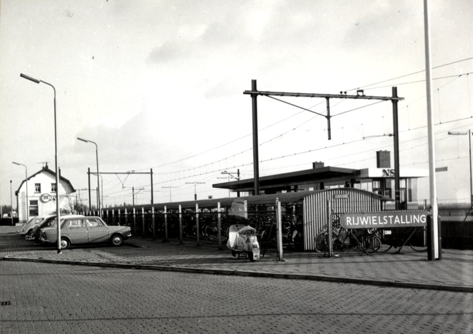 HUA-169268-Gezicht op de rijwielstalling bij het N.S.-station Zoetermeer te Zoetermeer. N.B. De naam van het station is op 3 juni 1973 gewijzigd in Zoetermeer Oost