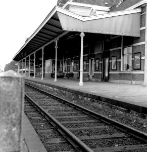 HUA-166211-Gezicht op de perronkap van het N.S.-station Sneek te Sneek