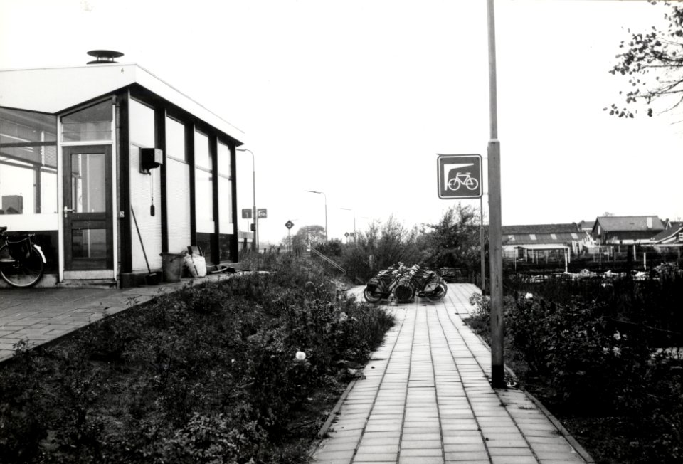 HUA-169264-Gezicht op de toegang naar de rijwielstalling bij het N.S.-station Sappemeer Oost te Hoogezand-Sappemeer
