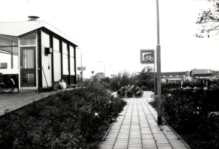 HUA-169264-Gezicht op de toegang naar de rijwielstalling bij het N.S.-station Sappemeer Oost te Hoogezand-Sappemeer