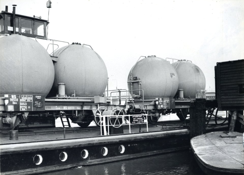 HUA-165627-Afbeelding van silowagens van de N.S. voor het vervoer van cement op de Spoorpont I van Rederij Koppe te Amsterdam