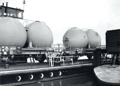 HUA-165627-Afbeelding van silowagens van de N.S. voor het vervoer van cement op de Spoorpont I van Rederij Koppe te Amsterdam