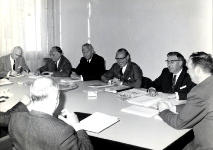 HUA-169343-Groepsportret van de concernleiding van de N.S. tijdens een vergadering, met van links naar rechts mr. D.H.C. Ittmann, ir. J.J. Jonker, mr. W.J. de Graaff, mr. P.R. Leopold, mr. L.W. Wansink en ir. H
