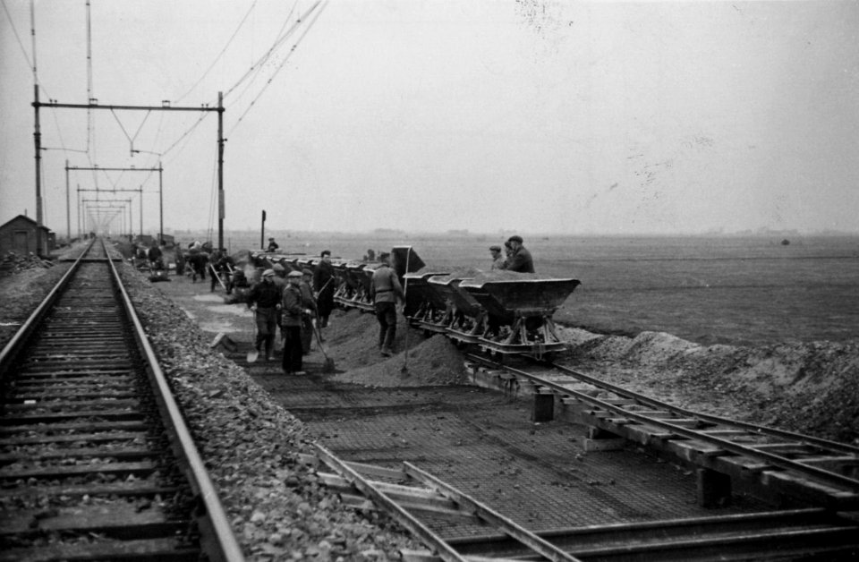 HUA-164310-Afbeelding van het storten van beton langs de spoorlijn bij Duivendrecht ten behoeve van de baanverzwaring tussen Amsterdam en Utrecht