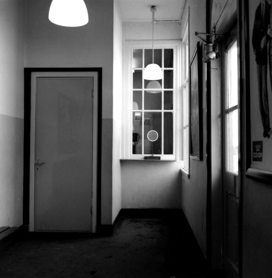 HUA-166178-Interieur van het N.S.-station Wehl te Wehl- hal met loket