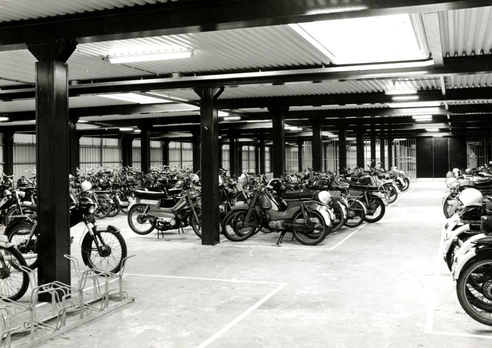 HUA-169261-Interieur van de rijwielstalling bij het N.S.-station Alkmaar te Alkmaar