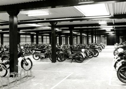HUA-169261-Interieur van de rijwielstalling bij het N.S.-station Alkmaar te Alkmaar