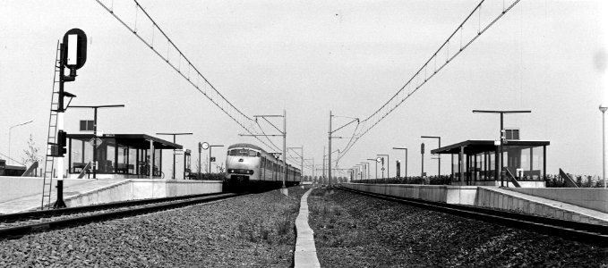HUA-164201-Gezicht op het NS station Hoofddorp te Hoofddorp met langs het perron een electrisch treinstel plan T mat 1964 van de NS