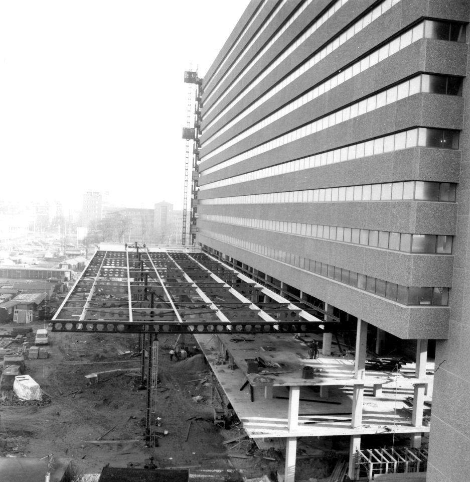 HUA-166216-Gezicht op het in aanbouw zijnde nieuwe NS station Den Haag CS te Den Haag