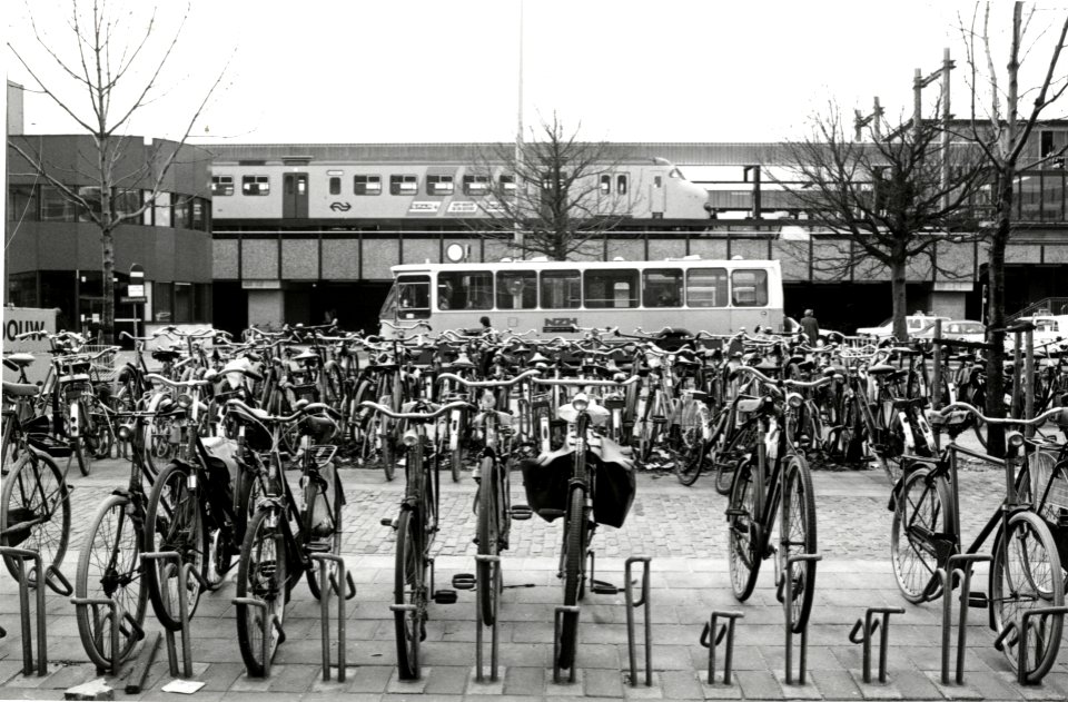 HUA-169247-Afbeelding van de rijwielklemmen met gestalde fietsen op het Stationsplein te Leiden