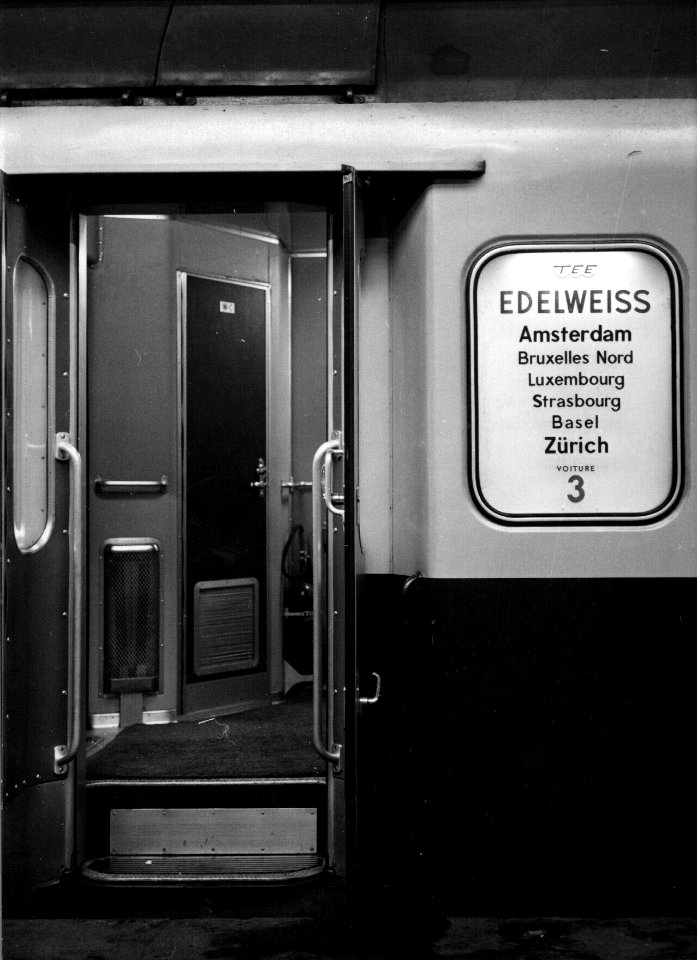 HUA-153476-Afbeelding van het koersbord van de T.E.E. "Edelweiss" van Amsterdam naar Zürich (Zwitserland)