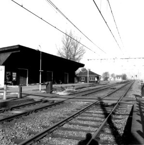 HUA-166338-Gezicht op de goederenloods bij het N.S.-station Schagen te Schagen