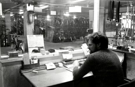 HUA-169252-Interieur van de bewaakte rijwielstalling van het NS station Den Haag CS te Den Haag opzichtersverblijf