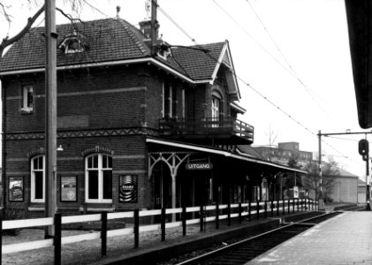 HUA-153274-Gezicht op de perronzijde van het N.S.-station Soest te Soest