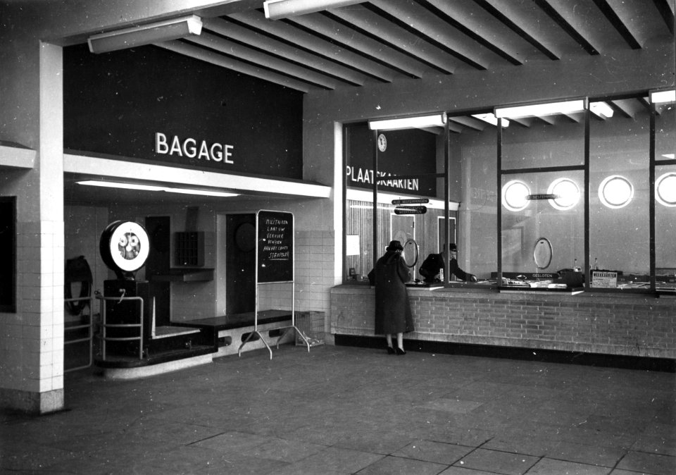 HUA-166236-Interieur van het N.S.-station Vlaardingen Oost te Vlaardingen- hal, met links de bagagebalie en rechts de loketten