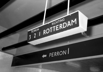 HUA-153263-Afbeelding van een richtingaanduidingsbord in het N.S.-station Schiedam te Schiedam