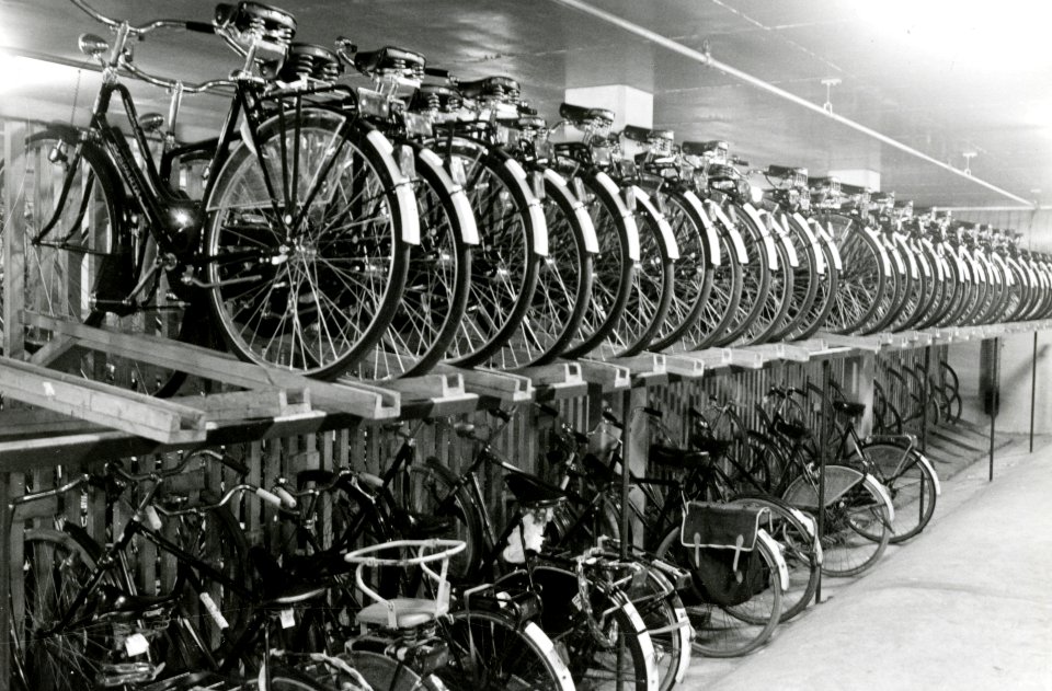 HUA-169242-Interieur van het de fietsenstalling van het N.S.-station Den Haag C.S. te Den Haag