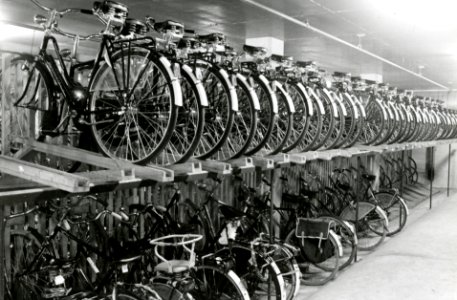 HUA-169242-Interieur van het de fietsenstalling van het N.S.-station Den Haag C.S. te Den Haag