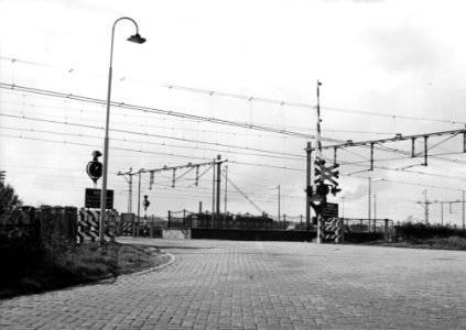 HUA-169434-Gezicht op de spoorwegovergang aan de zuidzijde van het N.S.-station Geldermalsen te Geldermalsen