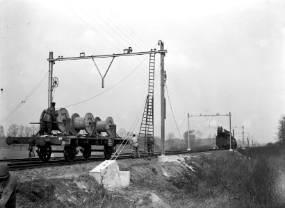 HUA-166426-Afbeelding van de werkzaamheden draadtrekken ten behoeve van de electrificatie van de spoorlijn tussen Dieren en Brummen