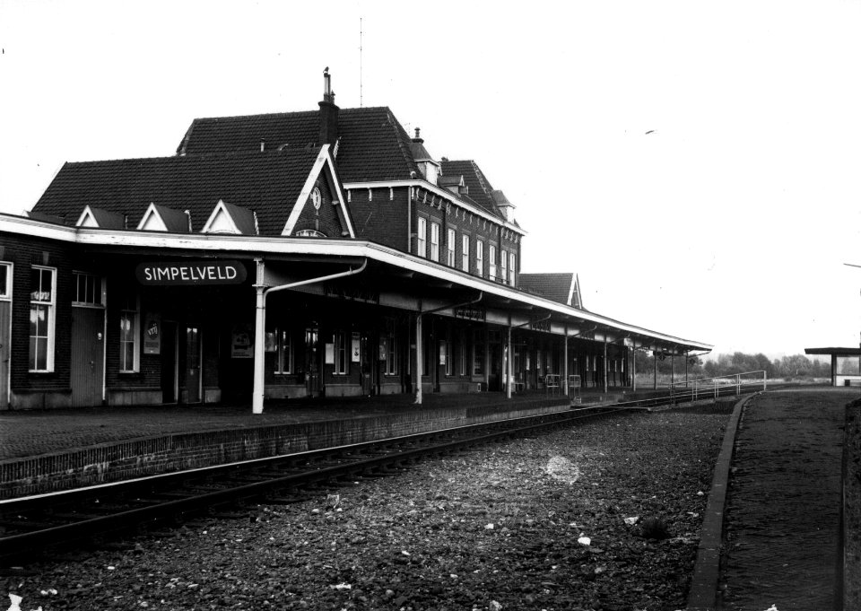 HUA-153266-Gezicht op de perronzijde van het N.S.-station Simpelveld te Simpelveld
