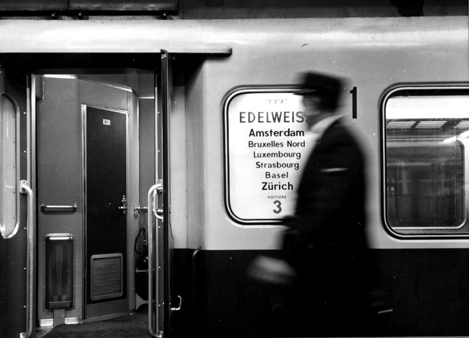 HUA-153479-Afbeelding van het koersbord van de T.E.E. "Edelweiss" van Amsterdam naar Zürich (Zwitserland)