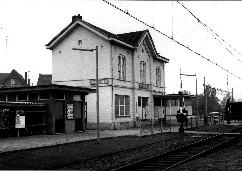 HUA-153256-Gezicht op de perronzijde van het N.S.-station Schinnen te Schinnen kort voor de afbraak