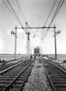 HUA-166459-Afbeelding van werkzaamheden aan de bovenleiding van de spoorlijn ter hoogte van de Moerdijkbrug over het Hollands Diep