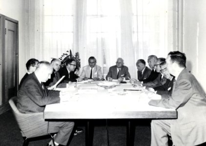 HUA-169346-Groepsportret van de concernleiding van de N.S. tijdens een vergadering, met van links naar rechts drs. P. Boender, mr. M.G. de Bruin, ir. P.H. Bosboom, ir. D.C. Hasselman, dr. J. Walter, mr. D.H.C. I
