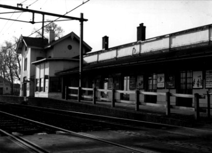 HUA-153255-Gezicht op de perronzijde van het N.S.-station Schagen te Schagen kort voor de afbraak