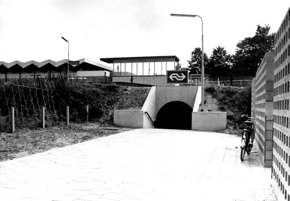 HUA-165538-Gezicht op de perrontunnel van het nieuwe NS station Gorinchem te Gorinchem