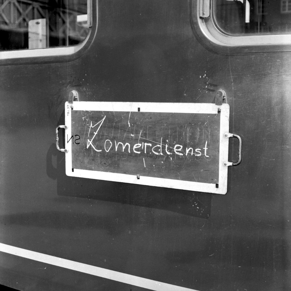 HUA-153472-Afbeelding van het koersbord Zomerdienst op een trein