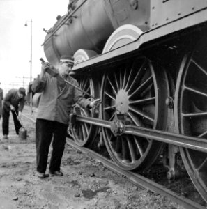 HUA-153438-Afbeelding van het smeren van de drijfstangen van de stoomlocomotief nr. 3737 (serie 3701-3815) van de N.S. tijdens haar laatste rit