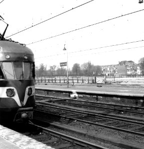 HUA-166196-Gezicht op de perrons van het NS station Den Haag SS te Den Haag kort voor de sloop van het station