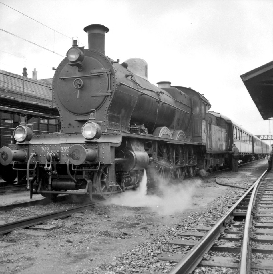 HUA-153443-Afbeelding van de stoomlocomotief nr. 3737 (serie 3701-3815) van de N.S. tijdens haar laatste rit op het N.S.-station Geldermalsen te Geldermalsen