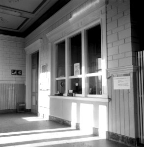 HUA-166171-Interieur van het N.S.-station Stedum te Stedum- hal met loket