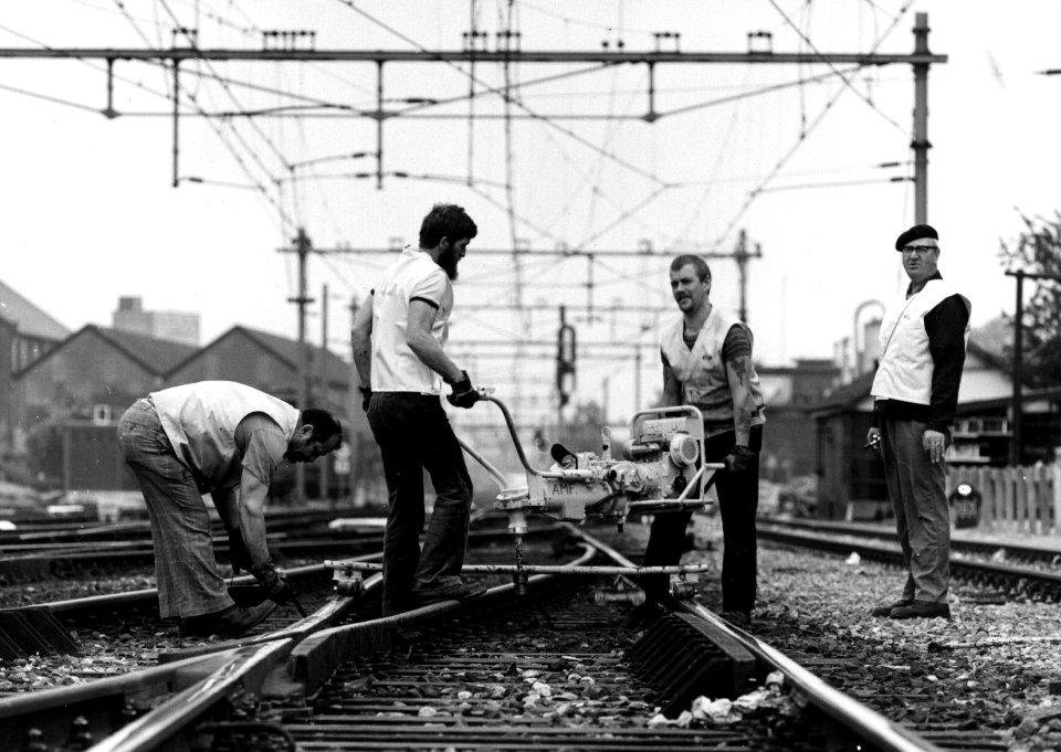 HUA-153423-Afbeelding van wegwerkers van de NS tijdens onderhoudswerkzaamheden aan het spoor te Amersfoort
