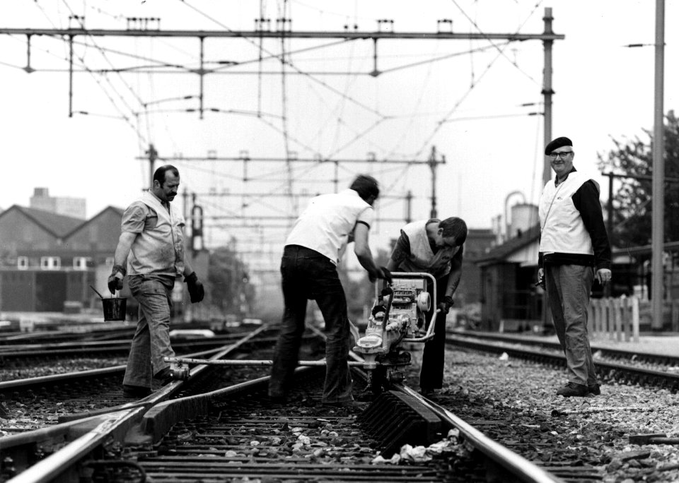 HUA-153425-Afbeelding van wegwerkers van de N.S. tijdens onderhoudswerkzaamheden aan het spoor te Amersfoort