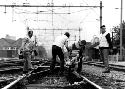 HUA-153425-Afbeelding van wegwerkers van de N.S. tijdens onderhoudswerkzaamheden aan het spoor te Amersfoort