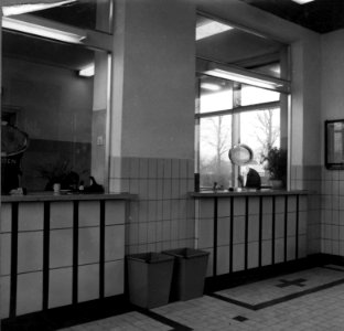 HUA-152354-Interieur van het N.S.-station Aalten te Aalten- hal en loketten