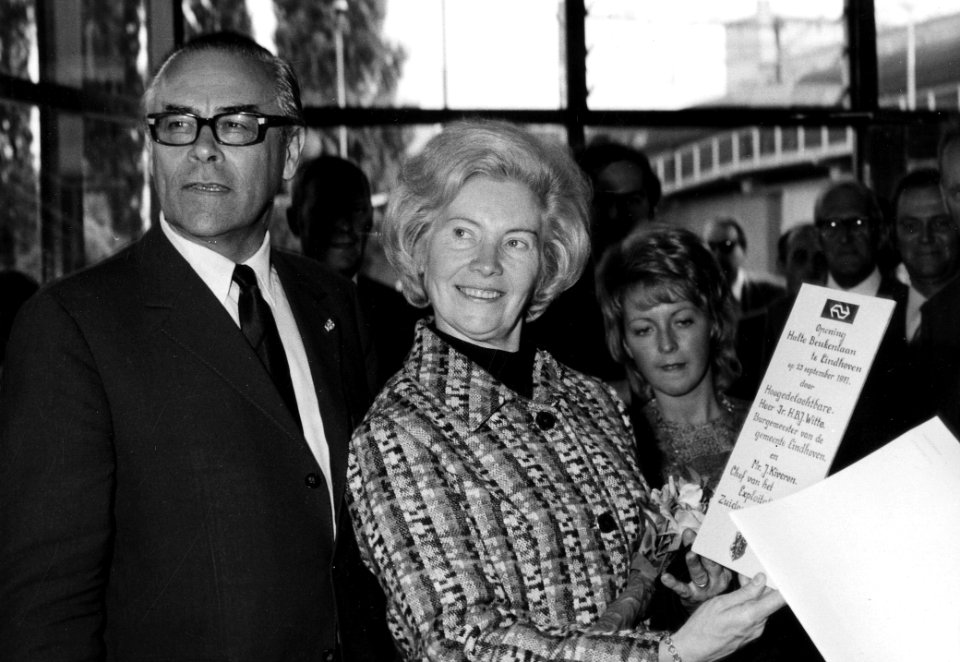 HUA-165536-Afbeelding van de opening van het nieuwe N.S.-station Eindhoven Beukenlaan te Eindhoven, met burgemeester ir. H.B.J. Witte van Eindhoven en zijn echtgenote die een speciaal treinkaartje op groot forma