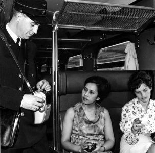 HUA-165692-Afbeelding van de verkoop van vervoersbewijzen (plaatskaarten) door de conducteur in de trein