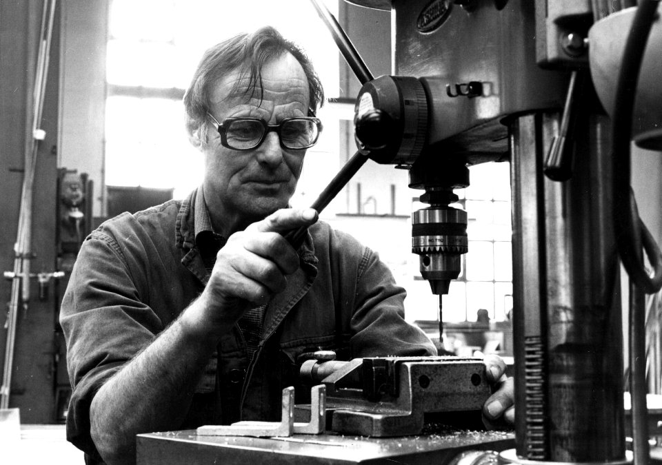 HUA-153427-Afbeelding van een machinebankwerker in een hoofdwerkplaats van de N.S