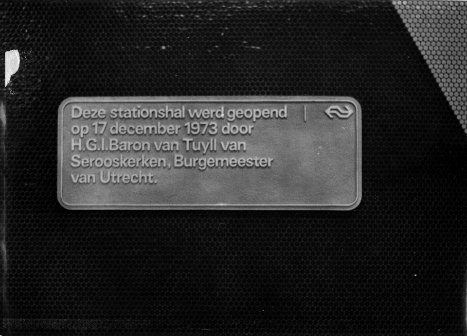 HUA-166130-Afbeelding van de plaquette in de stationshal van het N.S.-station Utrecht C.S. te Utrecht ter herinnering aan de officiële opening van de nieuwe stationshal op 17 december 1973 door burgemeester H.G