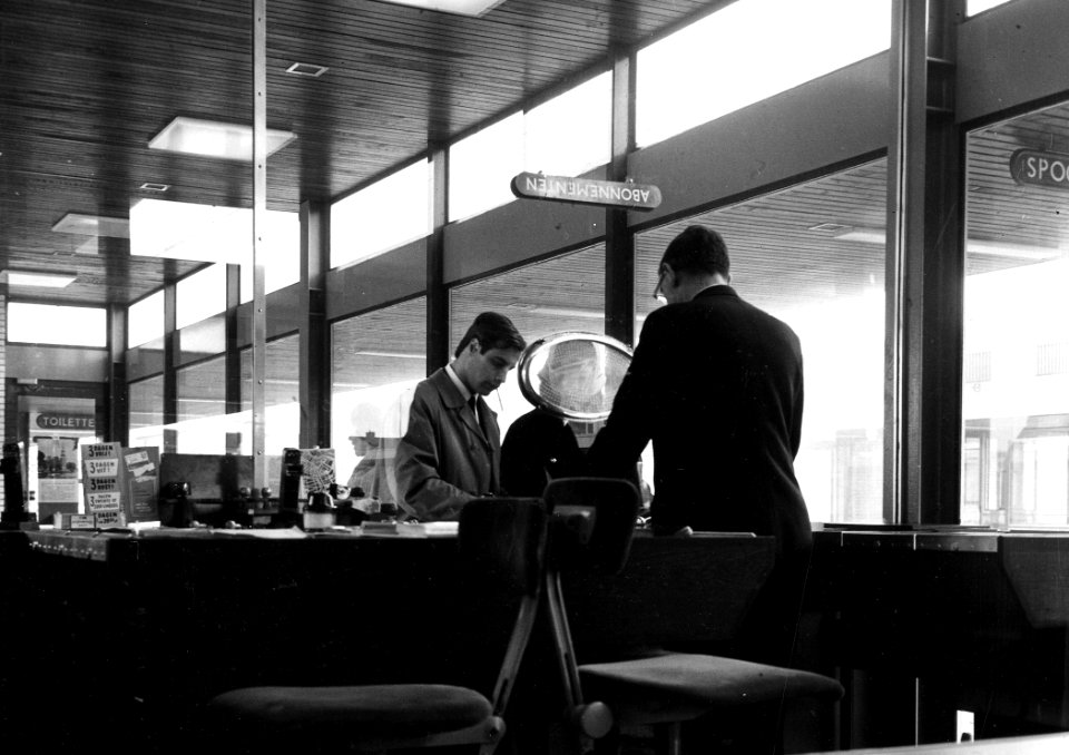 HUA-165687-Interieur van het N.S.-station Rijswijk te Rijswijk- plaatskaartenkantoor